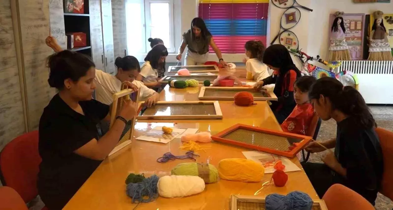Gaziantep’teki Kültür ve Sanat Merkezi’nde Atık Malzemelerle Sanat Eserleri Üretiliyor
