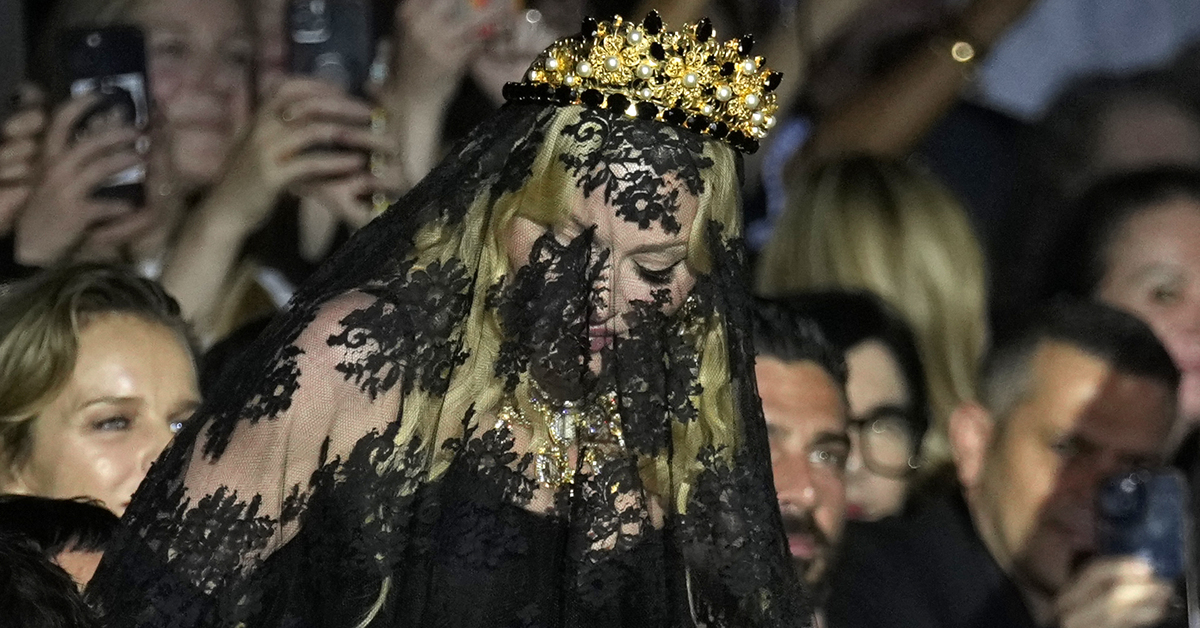 Madonna seyircisi olduğu defilede yüzünü örterek podyumdan rol çaldı