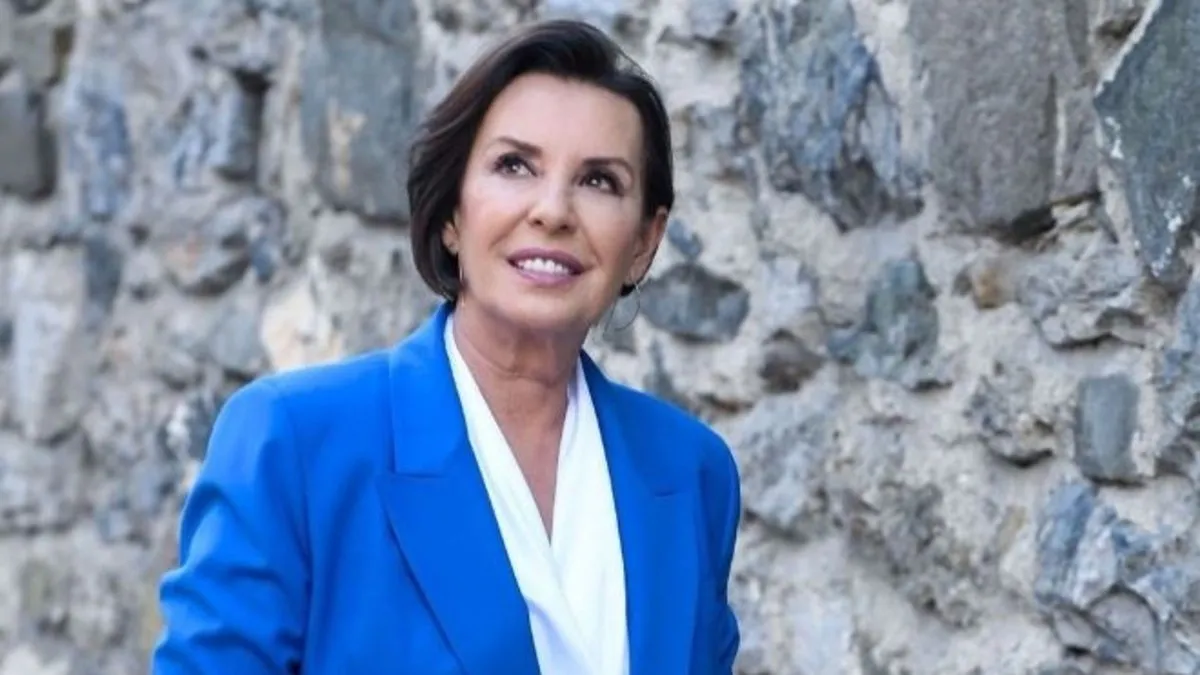 Perihan Savaş’tan fenomen gelini ve dünürü ile mutluluk pozu! Biricik gelinine “Tıpkı Perihan Savaş’ın gençliği” yorumları yağdı!