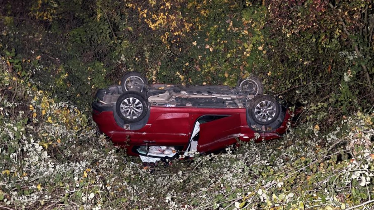 Sakarya’da otomobil şarampole yuvarlandı: 2 kişi yaralandı