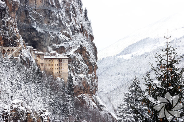 Sümela Manastırı beyaza büründü