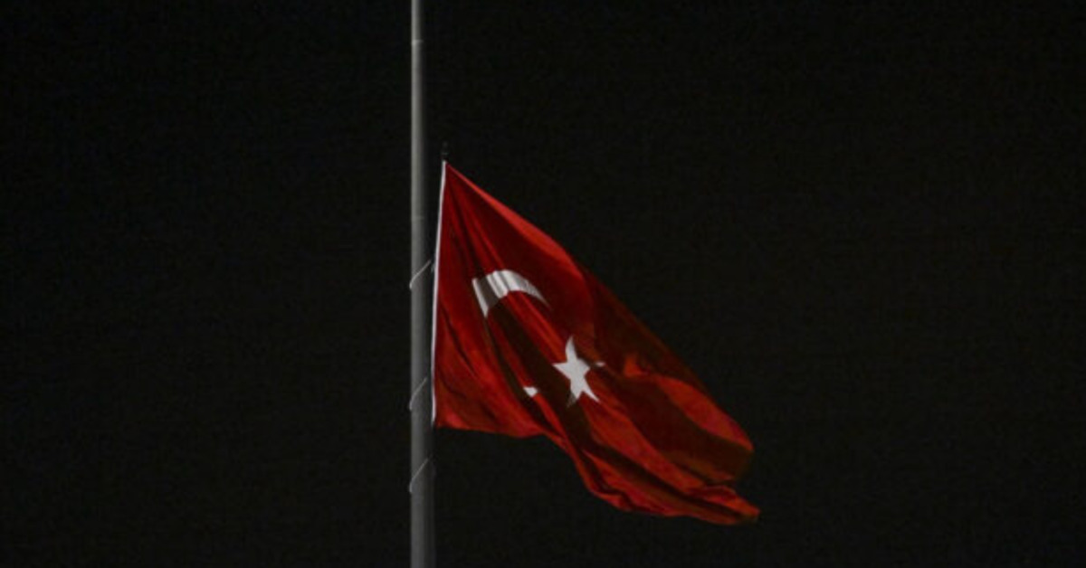 Ülke genelinde 1 günlük milli yas başladı, bayraklar yarıya indirildi