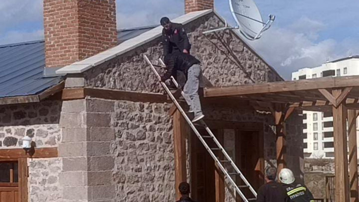 Erzurum’da çatıya çıkma iddiasına giren gençler mahsur kaldı
